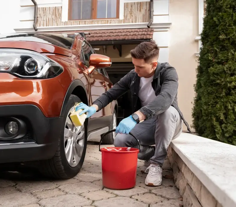 Lavage auto à domicile Saint-Avit-les-Guespières : professionnel intervenant sur un véhicule